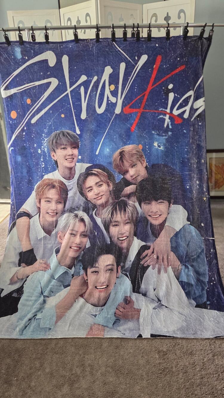 Stray Kids SKZ KPop Blanket 60x80 Group Photo Plush Fleece Throw Stay NWOT
